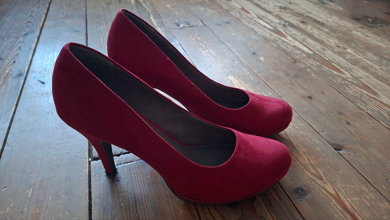 pumps tamaris donkerrood maat 41, Ophalen of Verzenden, Zo goed als nieuw, Rood
