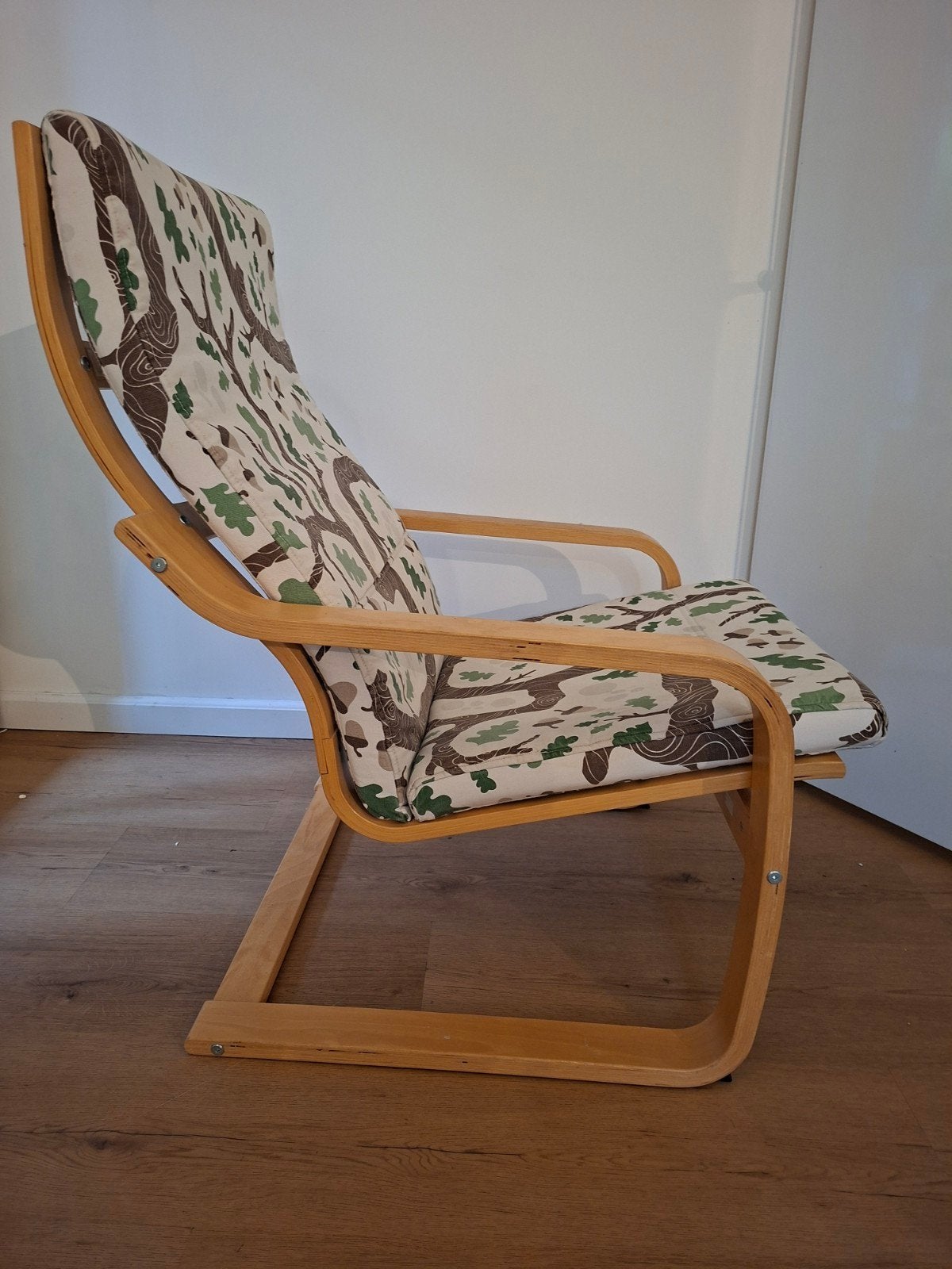 Poang Ikea - Comfortabele houten schommelstoel met bosprint, Gebruikt, Overige kleuren, Modern, Scandinavisch, Ophalen of Verzenden
