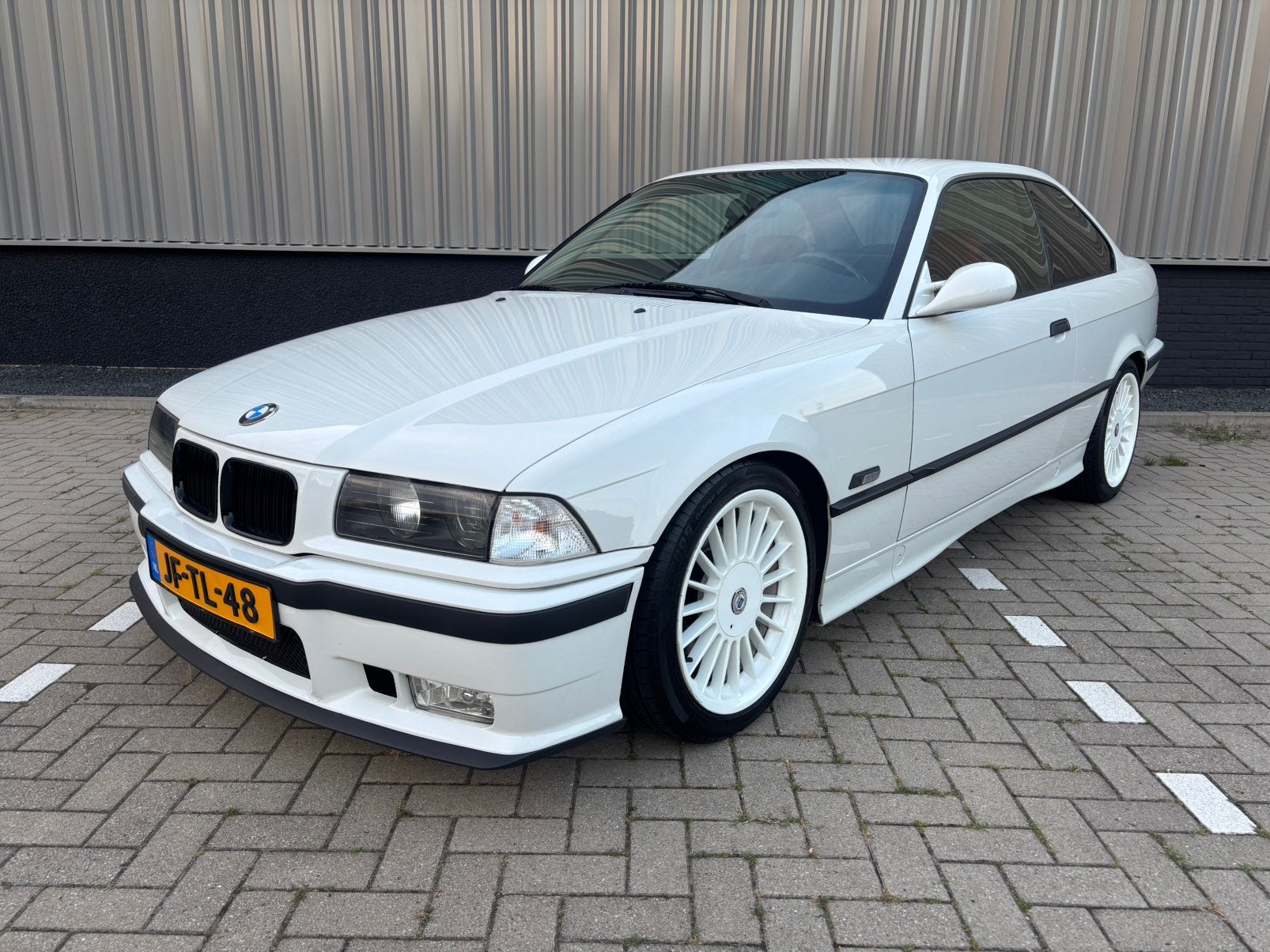 BMW 3-Serie 316i Coupé/ M-pakket/Alpina/NAP/ UNIEK!!, Auto's, 1596 cc, 4 cilinders, Wit, 550 kg