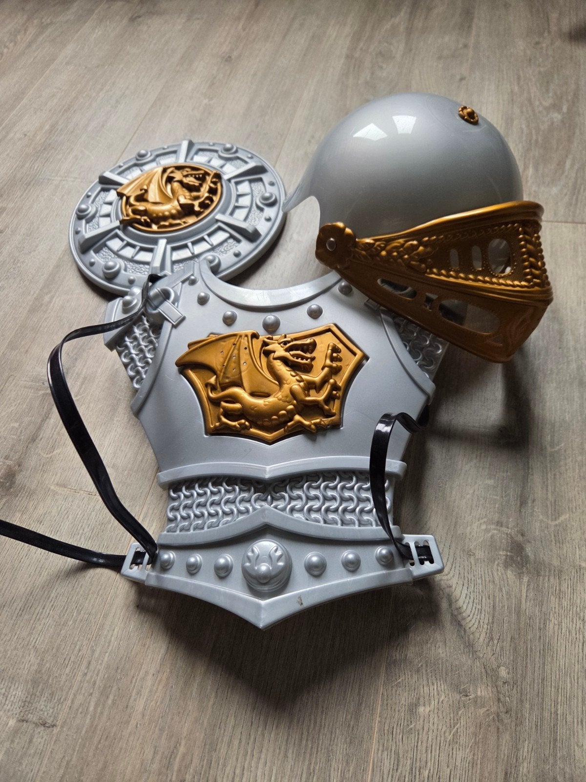Ridder verkleedset: harnas, helm en schild, Ophalen of Verzenden, Gebruikt, Jongen of Meisje