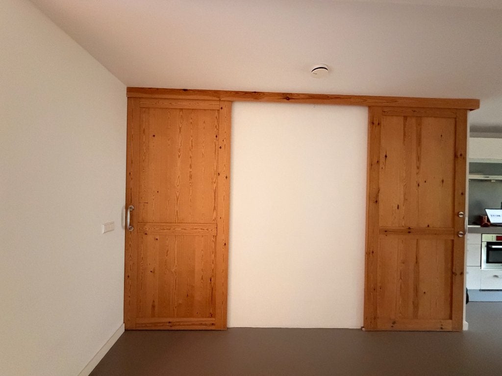 2 zware houten schuifdeuren 228x100x4 + railsysteem 350cm, Doe-het-zelf en Verbouw, Deuren en Horren, Ophalen, 80 tot 100 cm, Binnendeur
