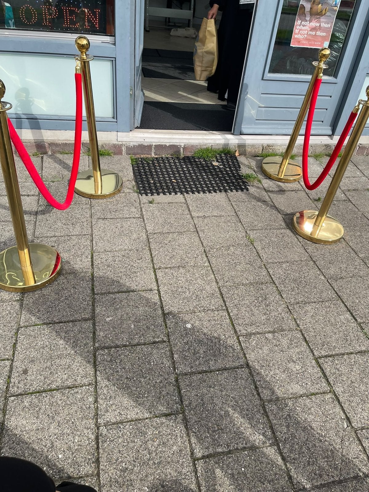 Gouden afzetpalen met rood koord - set van 4, Ophalen of Verzenden, Gebruikt, Feestartikel, Overige