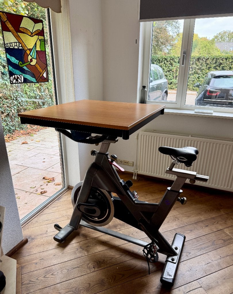 Tomahawk S-Series professionele spinningfiets (met bureau), Sport en Fitness, Ophalen, Spinningfiets, Zo goed als nieuw, Metaal