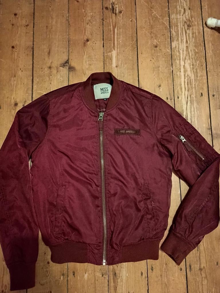 Bomberjack jas jack maat XS miss America bordeaux bomber, Kleding | Dames, Ophalen of Verzenden, Miss America, Maat 34 (XS) of kleiner
