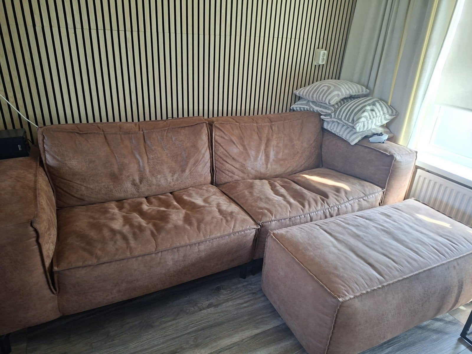 Comfortabele bruine bank met poef, Huis en Inrichting, Ophalen, 250 tot 300 cm, Gebruikt, Driepersoons