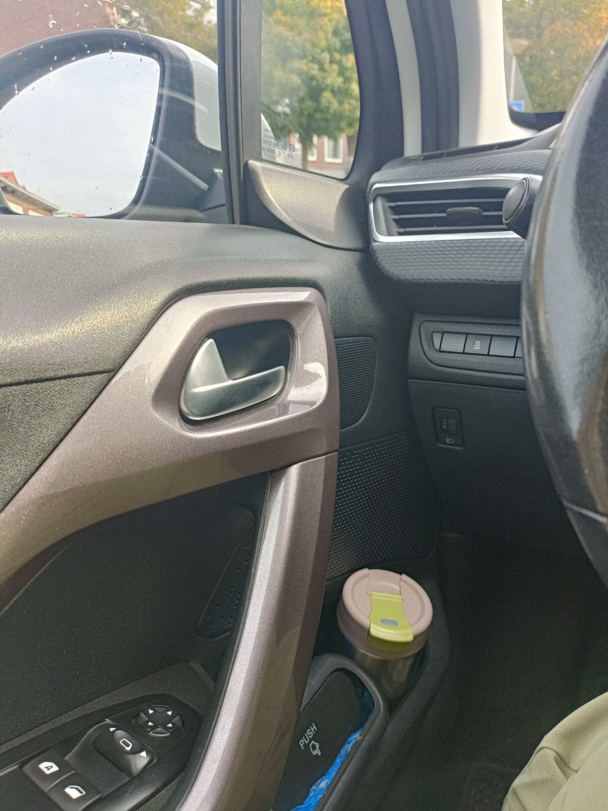 Peugeot 2008 1.2 VTI (apk tot 12-5), Voorwielaandrijving, Stof, 40 €/maand, Zwart