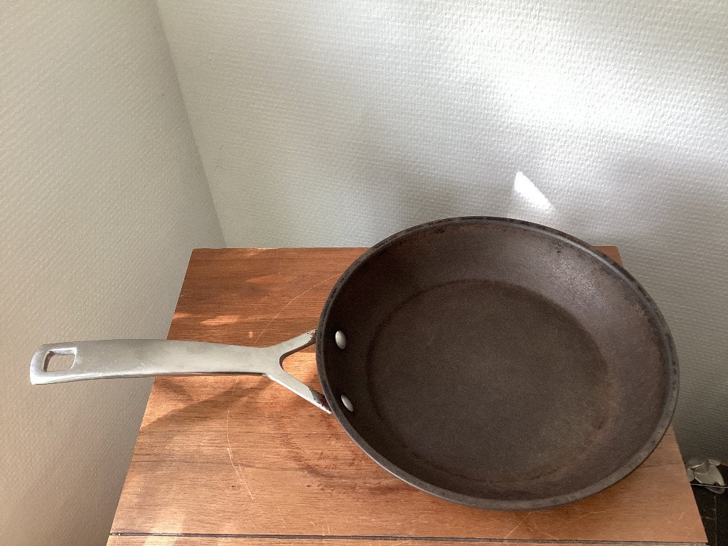 Le Creuset koekenpan pan zwart en metaal 22 cm Les Forgees, Huis en Inrichting, Ophalen of Verzenden, Gebruikt, Overige materialen