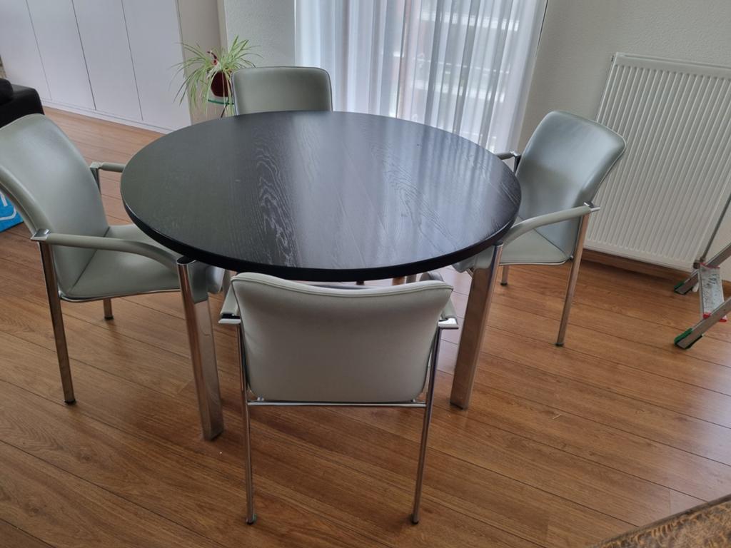 Ronde eettafel met 4 stoelen - Zwart blad, grijs leer, Huis en Inrichting, Tafels | Eettafels, Overige houtsoorten, Gebruikt, Rond