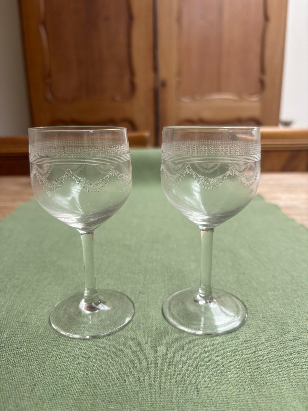 2 antieke wijglazen, geslepen, 11,5 cm hoog, Ophalen of Verzenden