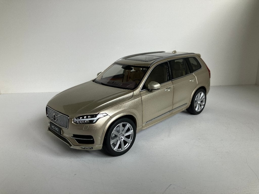 Volvo XC90 van 2022 in het brons mettallic  1/18 Paudi, Ophalen of Verzenden, Nieuw, Auto, Overige merken