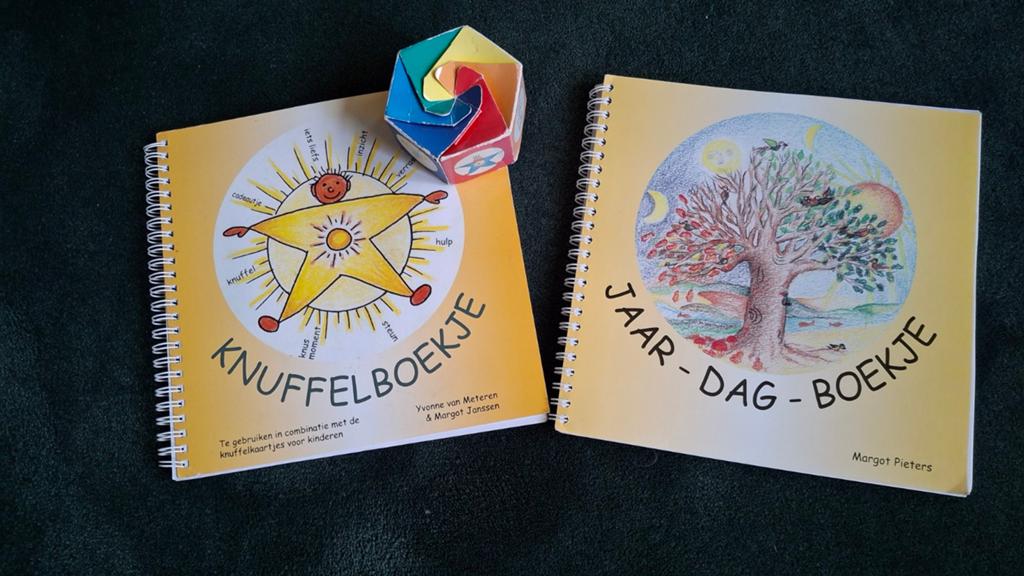Knuffelboekje met doosje knuffelkaartjes en jaar dagboekje, Boeken, Ophalen of Verzenden, Zo goed als nieuw