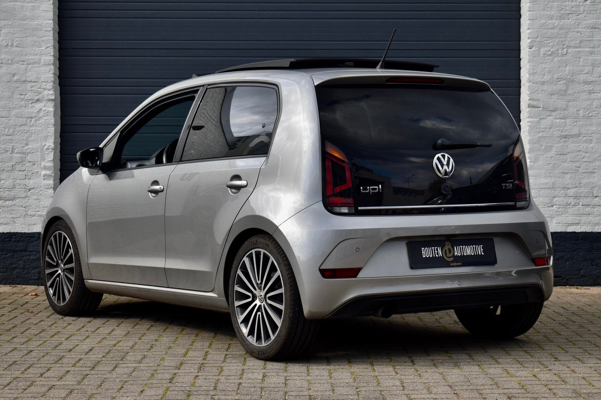 Volkswagen Up! 1.0 TSI BMT high up! |Pano|Camera|Cruise|DAB|, Voorwielaandrijving, Gebruikt, 4 stoelen, Leder en Stof