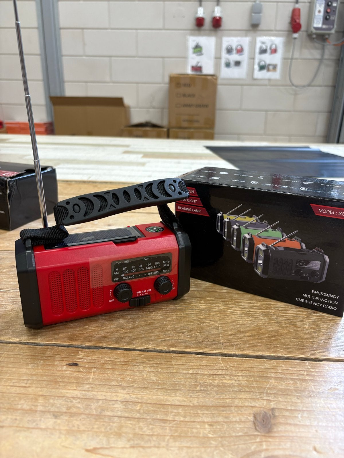 Noodradio rood 10.000mAh met zaklamp en powerbank, Ophalen of Verzenden, Nieuw, Radio