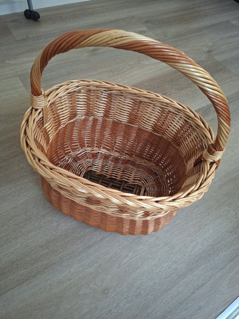 q{ NIEUWE RIETEN MAND+HENGSEL/HANDGEMAAKT/30x40x26/GD.KWAL, Huis en Inrichting, Mand, Nieuw, Gevlochten, Ophalen of Verzenden