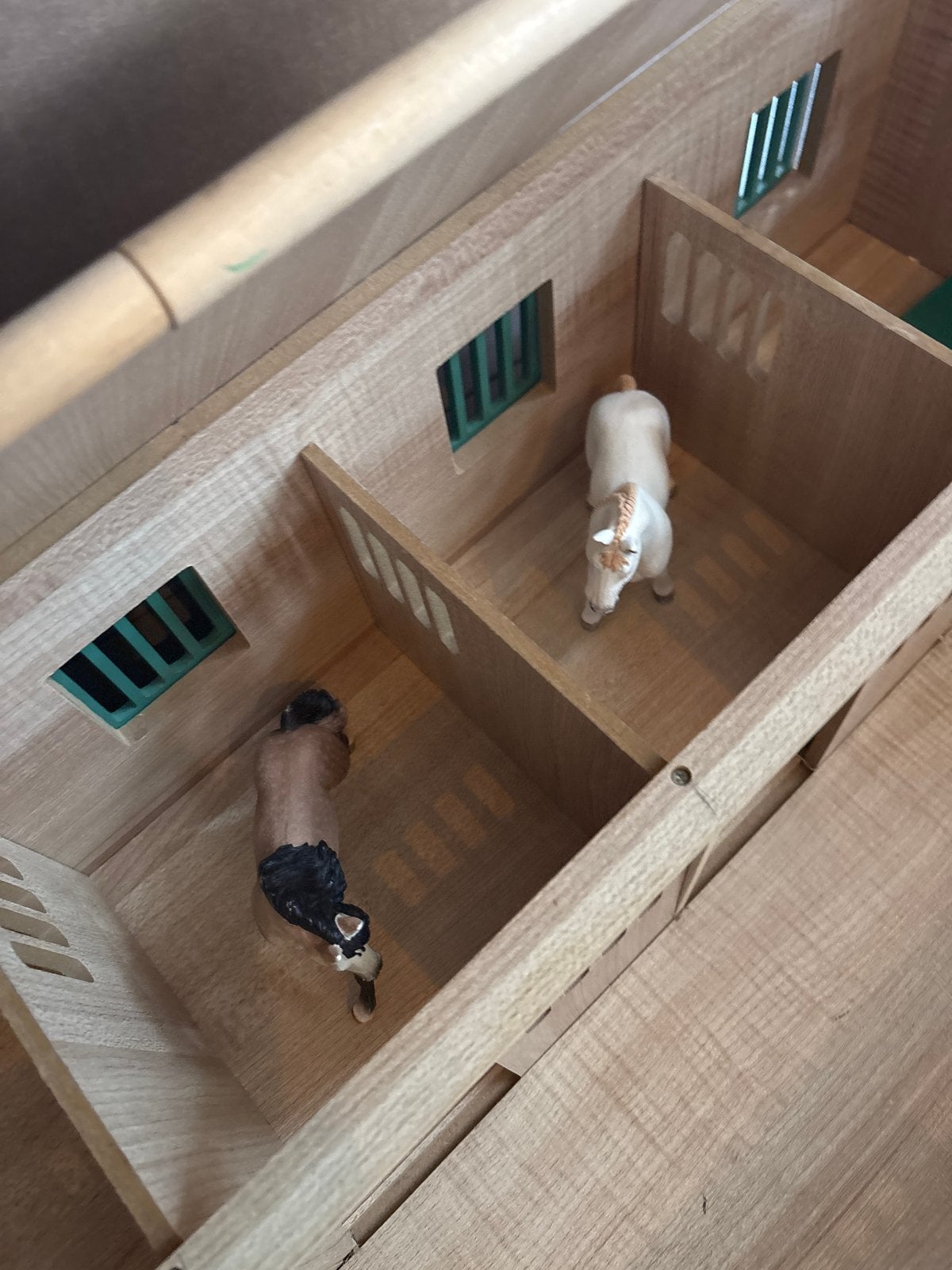 Houten paardenstal met 8 boxen en 2 paarden, Ophalen, Gebruikt, Jongen of Meisje