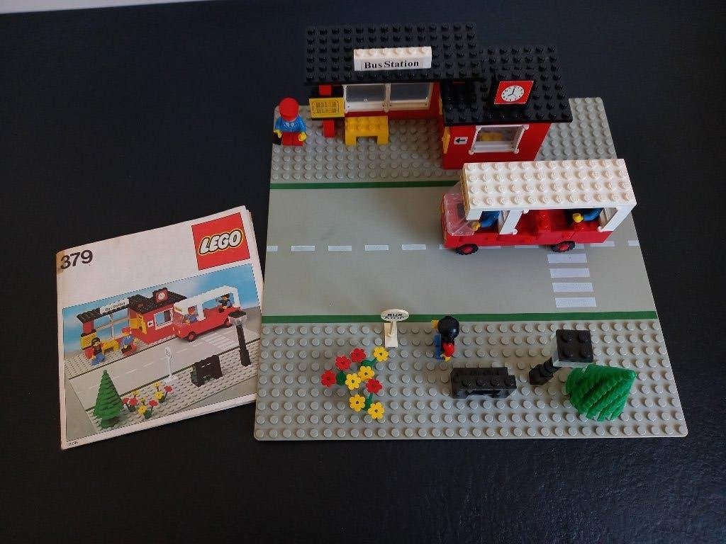 LEGO busstation 379 - Compleet met minifiguur en instructies, Gebruikt, Overige thema's, Lego, Ophalen of Verzenden