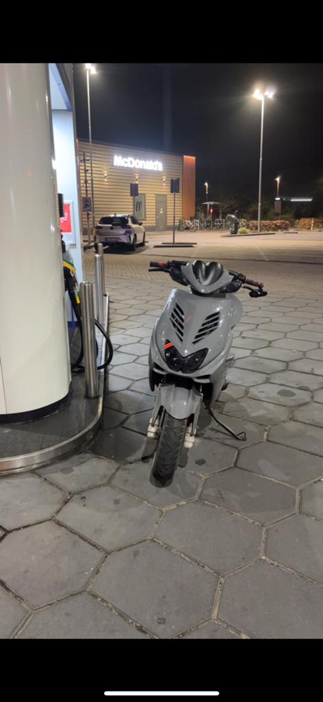 Aerox 70cc met schade cosmetische schade, Fietsen en Brommers, Ophalen, Gebruikt, Tweetakt