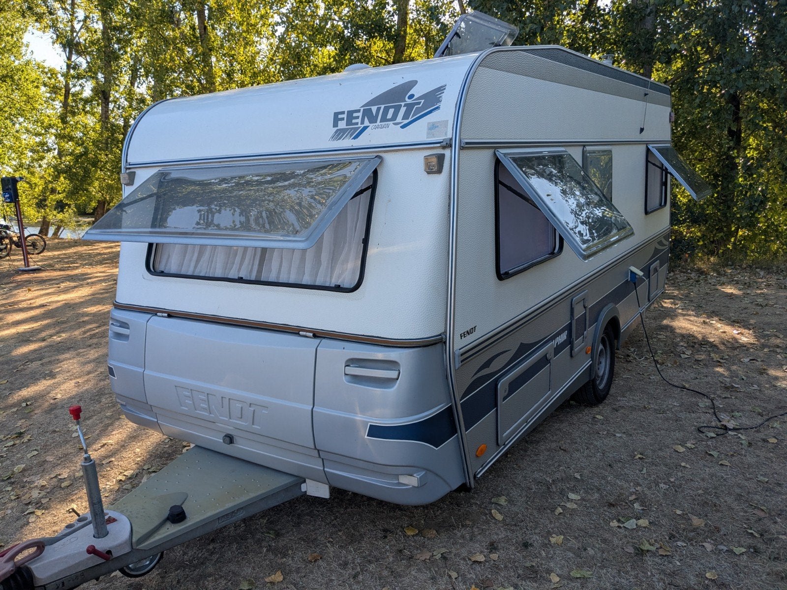 caravan . Fendt Saphir 470 uit 2000 met mover en voortent, Caravans en Kamperen, Caravans, Vast bed, Rondzit, Mover, Particulier