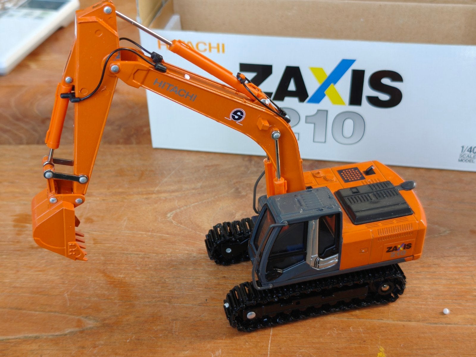 Hitachi Zaxis 210 Graafmachine Model 1:40, Hobby en Vrije tijd, Overige merken, 1:32 tot 1:50, Overige typen, Ophalen of Verzenden