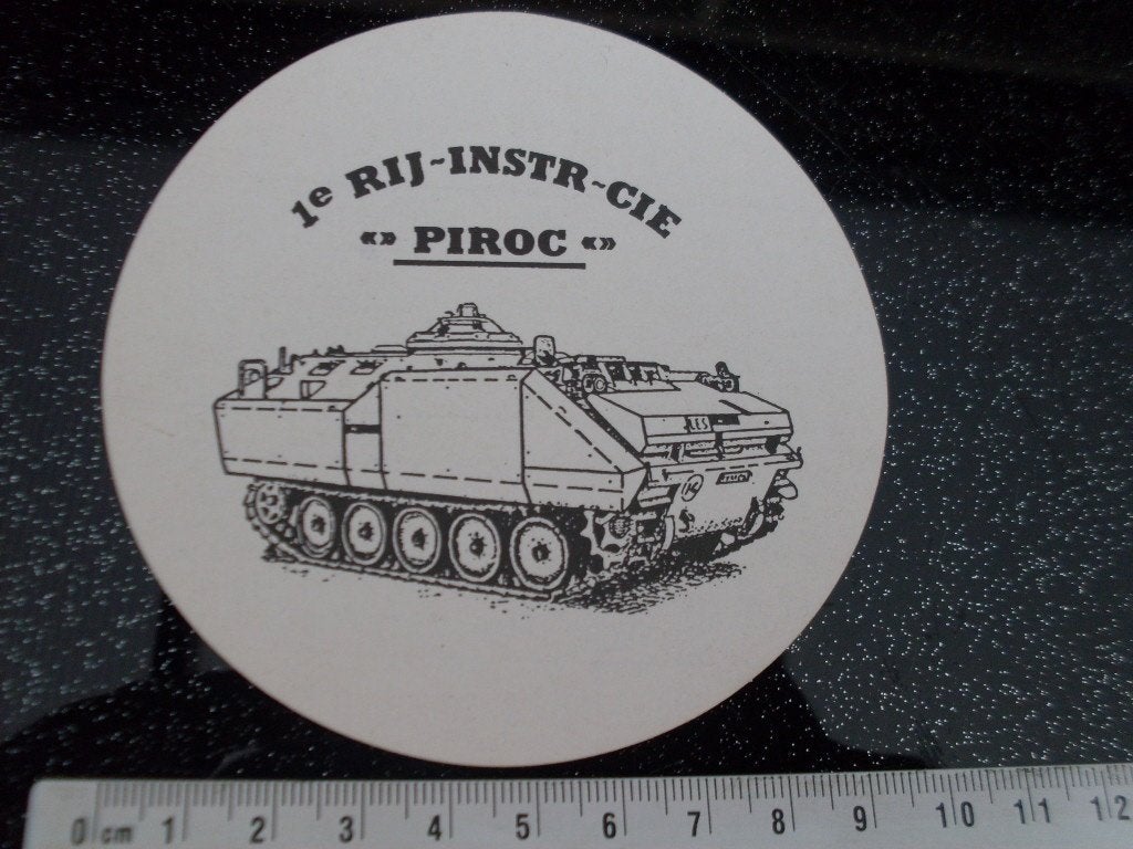 sticker 1e rij-instr-cie piroc logo embleem tank, Verzamelen, Verzenden, Zo goed als nieuw, Bedrijf of Vereniging