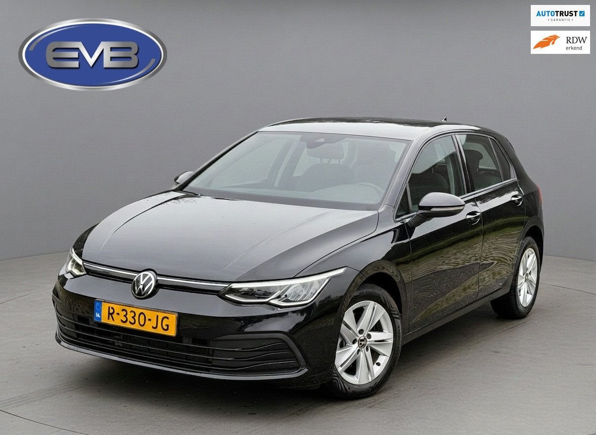 Volkswagen Golf 1.0 TSI Life, digitaal cockpit, stoelverwarm, Auto's, Voorwielaandrijving, Gebruikt, Euro 6, Zwart