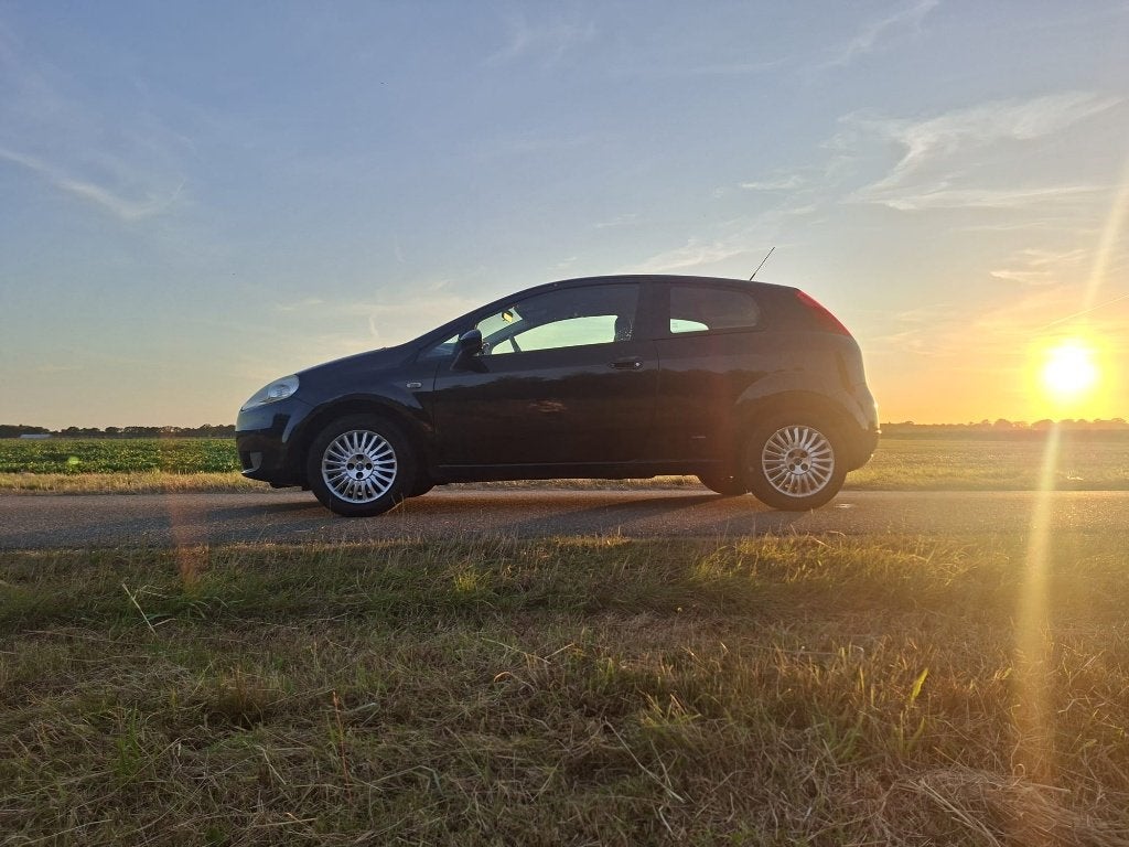 Fiat Punto 1.4 3DR 2008 Zwart, Auto's, Voorwielaandrijving, Dealer onderhouden, 40 €/maand, Zwart
