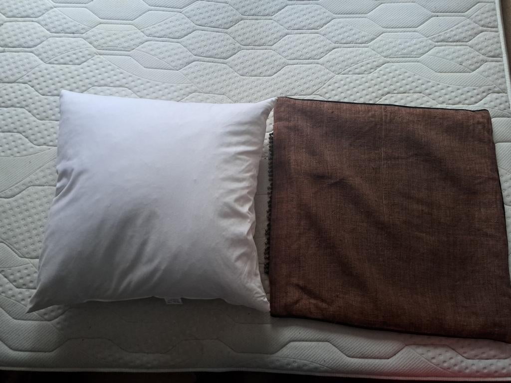 Kussen met bruine hoes 60x60 cm, Huis en Inrichting, Woonaccessoires | Kussens, Ophalen of Verzenden, Zo goed als nieuw, Overige kleuren