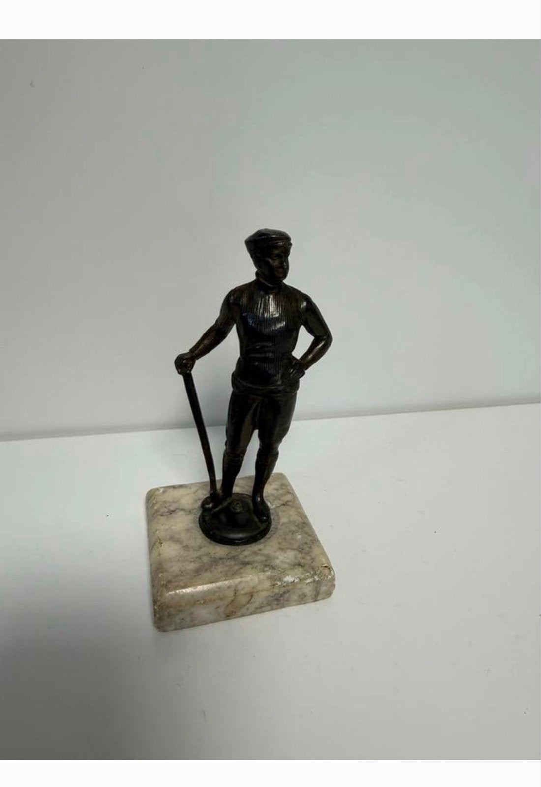 Bronzen beeldje golfer/hockeyer op marmeren voetje, ca. 1920, Minder dan 20 cm, Ophalen of Verzenden, Brons, Op sokkel