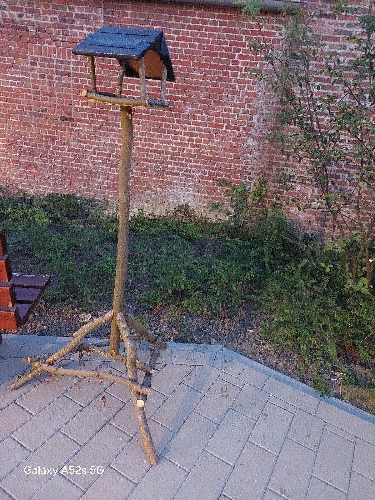 Unieke handgemaakte vogelvoederhuis op stam, Ophalen, Zo goed als nieuw