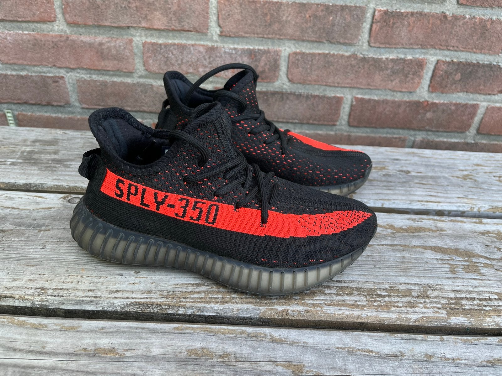Adidas Yeezy Boost 350 V2 'Red Stripe' - Maat 38, Ophalen of Verzenden, Gedragen, Zwart, Sneakers of Gympen