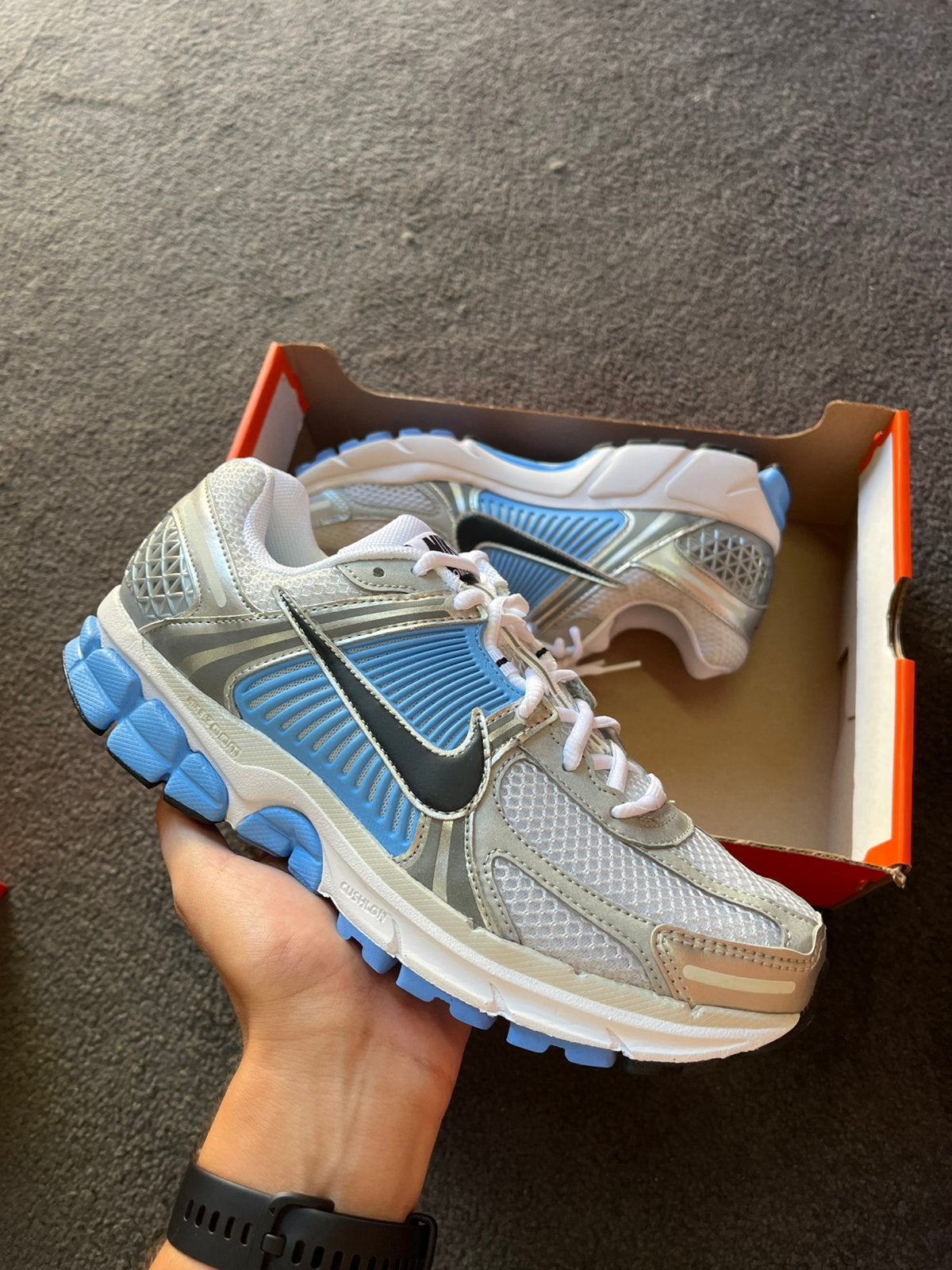 Nike Zoom Vomero 5 Zilver Blauw - Maat 42.5, Blauw, Nieuw, M, Ophalen of Verzenden