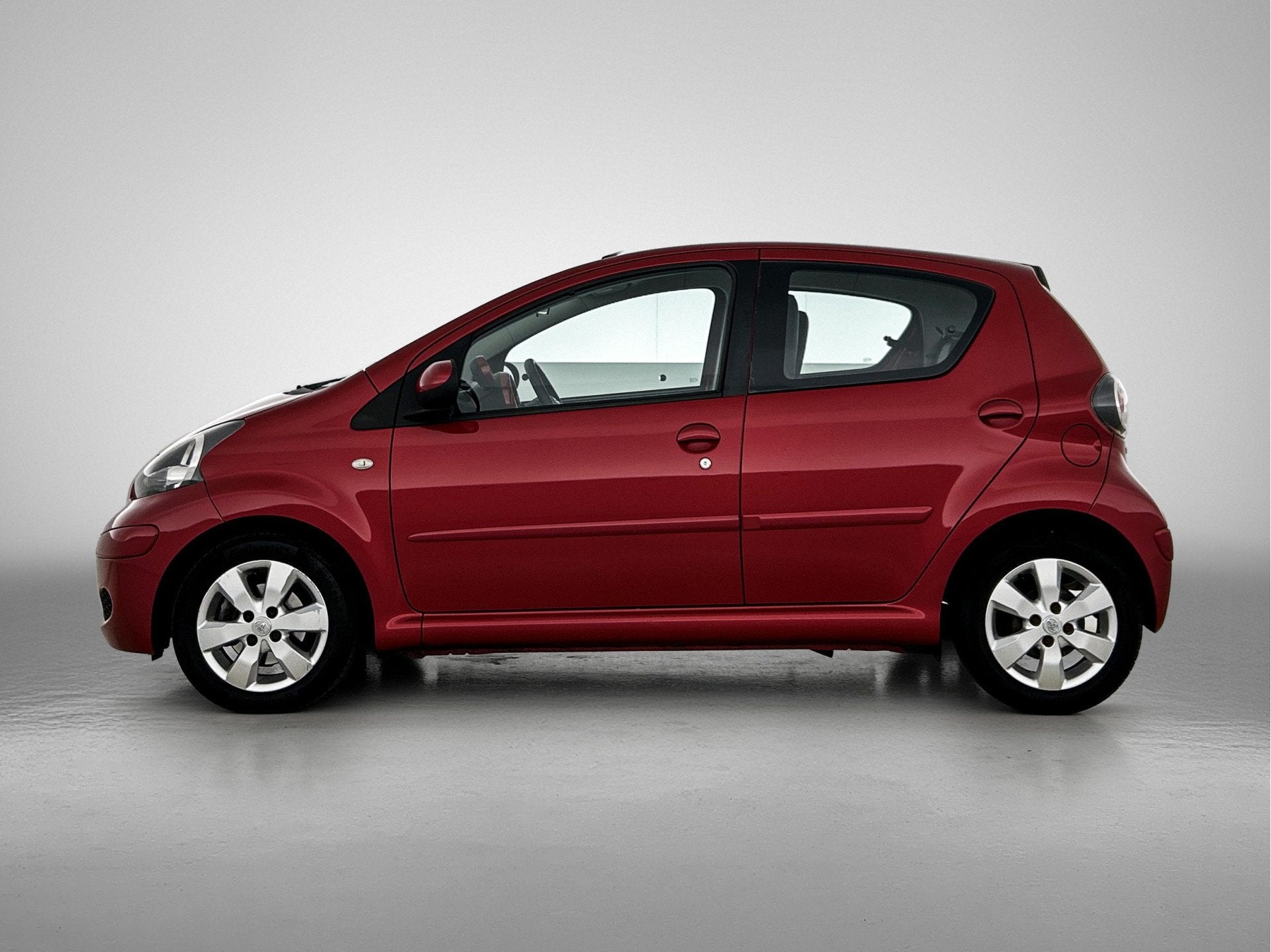 Toyota Aygo 1.0-12V Aspiration Red Automaat | Half Lederen b, Auto's, Toyota, Zwart, 4 stoelen, 68 pk, Origineel Nederlands