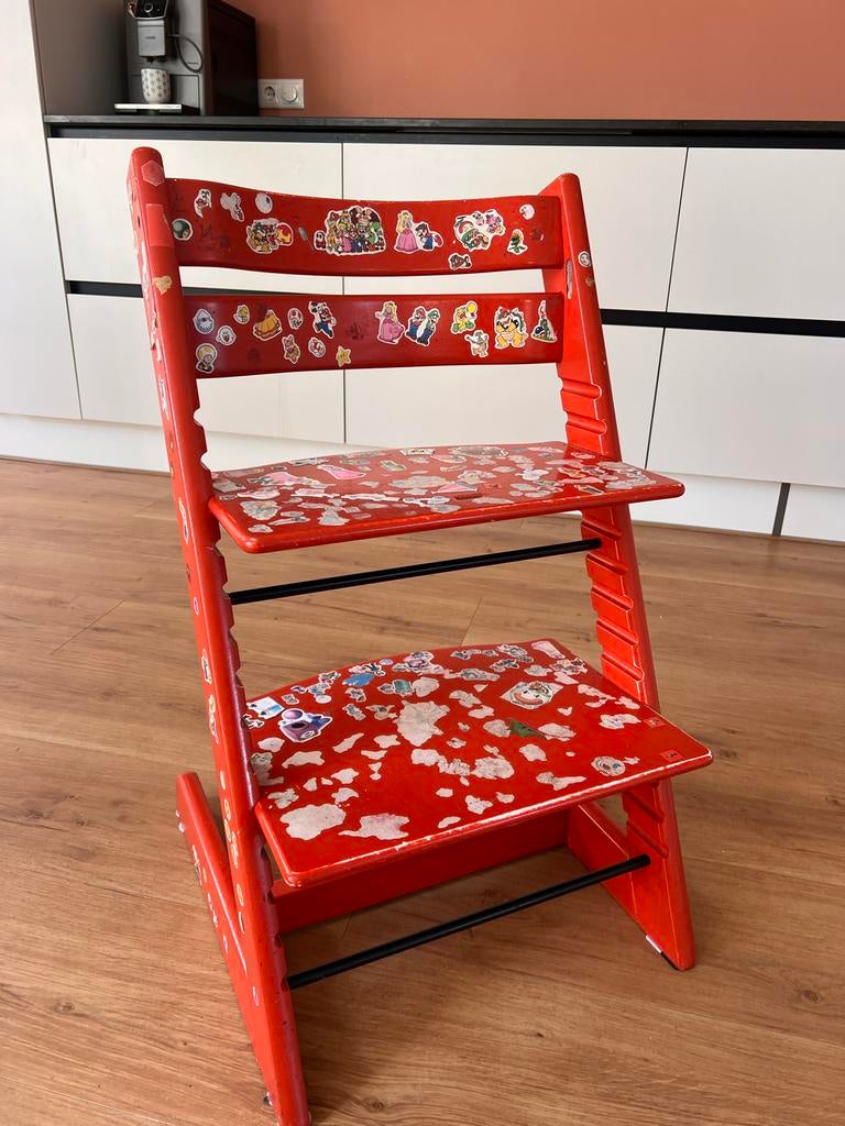 Stokke kinderstoel - Rood met stickers, Ophalen, Gebruikt, Meegroeistoel, Aanschuifbaar