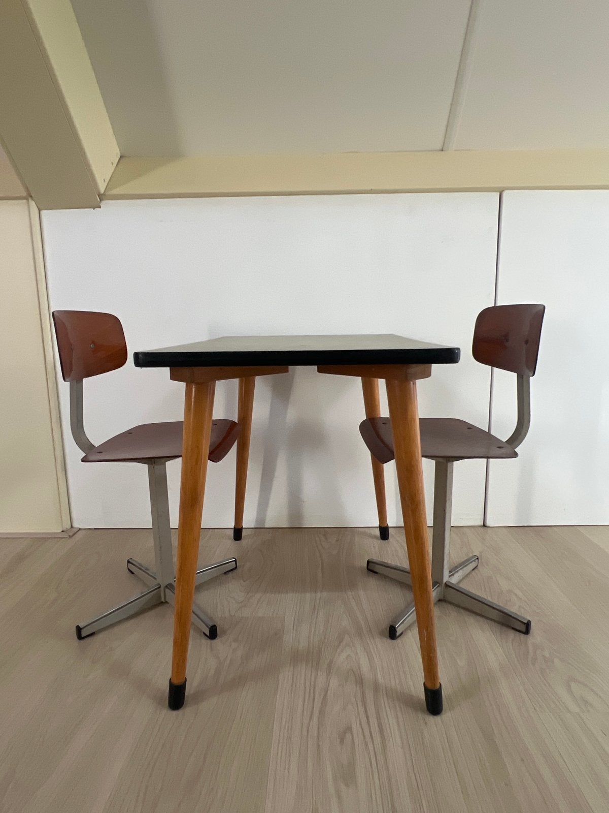 Vintage eettafel met twee stoelen - Jaren '60 stijl, Ophalen, Gebruikt, Zitmeubel