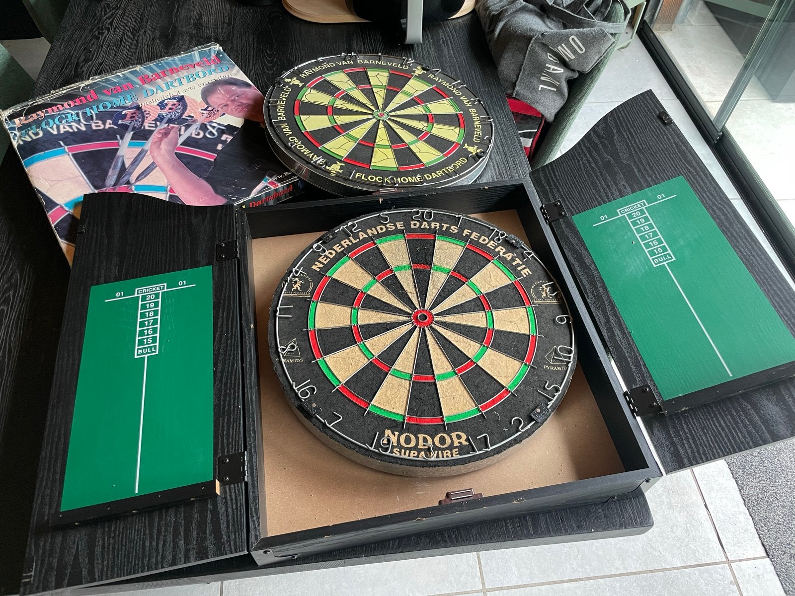 Collectors items dartborden MvG en Barney, Ophalen of Verzenden, Gebruikt