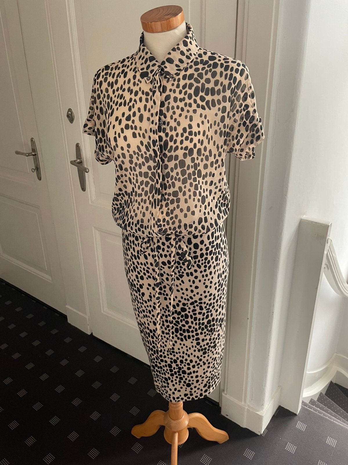Marc Cain jurkje mt 3 =38 panterprint, Kleding | Dames, Jumpsuits, Ophalen of Verzenden, Gedragen, Maat 38/40 (M), Zwart