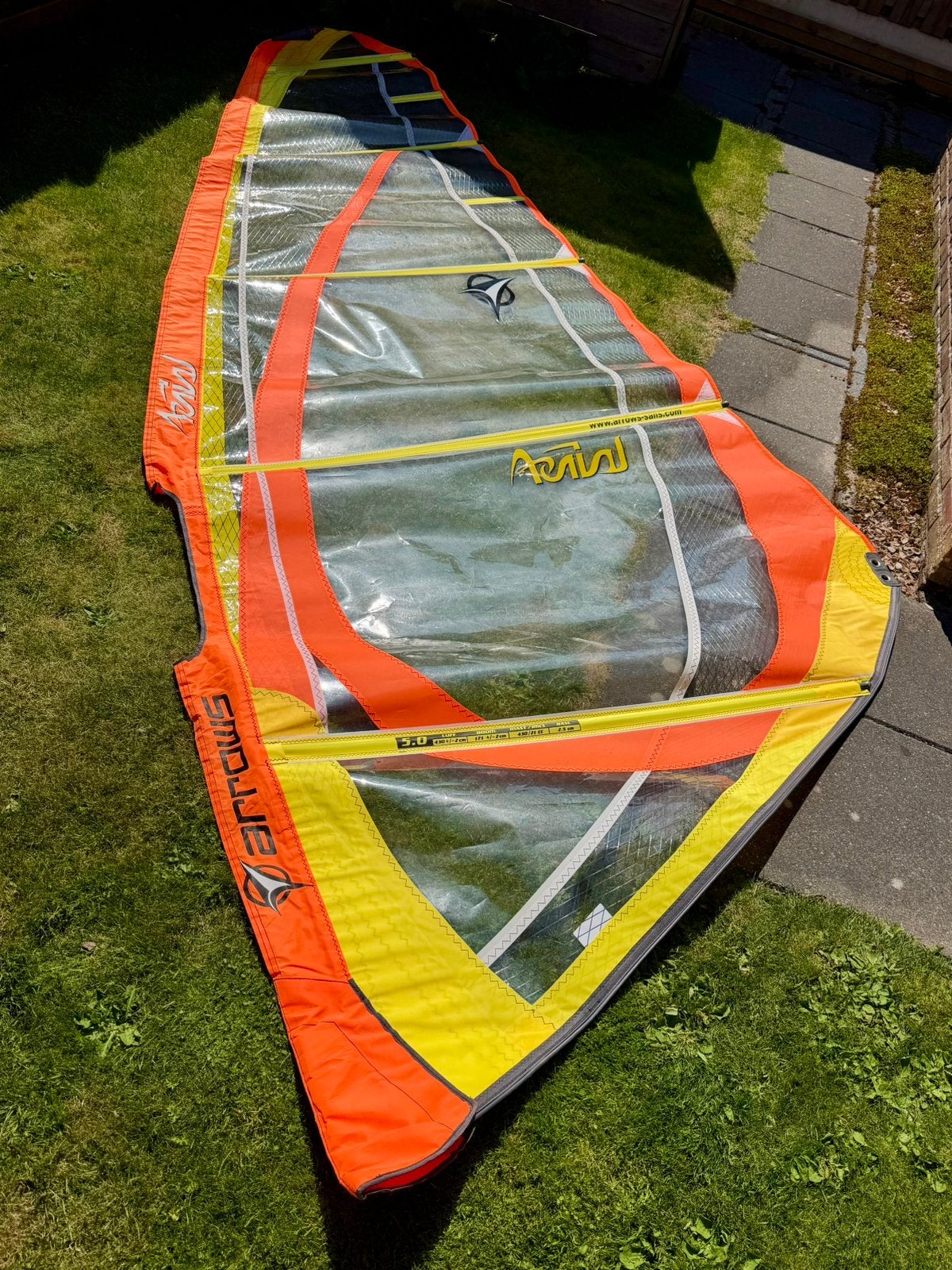 Te Koop: Arrows Aerial 5.0 m2 winsurfzeil, Watersport en Boten, Windsurfen, Ophalen, Met draagtas, 5 tot 6.5 m², Zo goed als nieuw