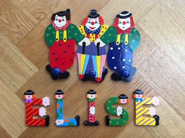 Houten kapstok met vrolijke clowntjes en 5 decoratieletters, Ophalen of Verzenden, Zo goed als nieuw, Handgemaakt, Kapstokje