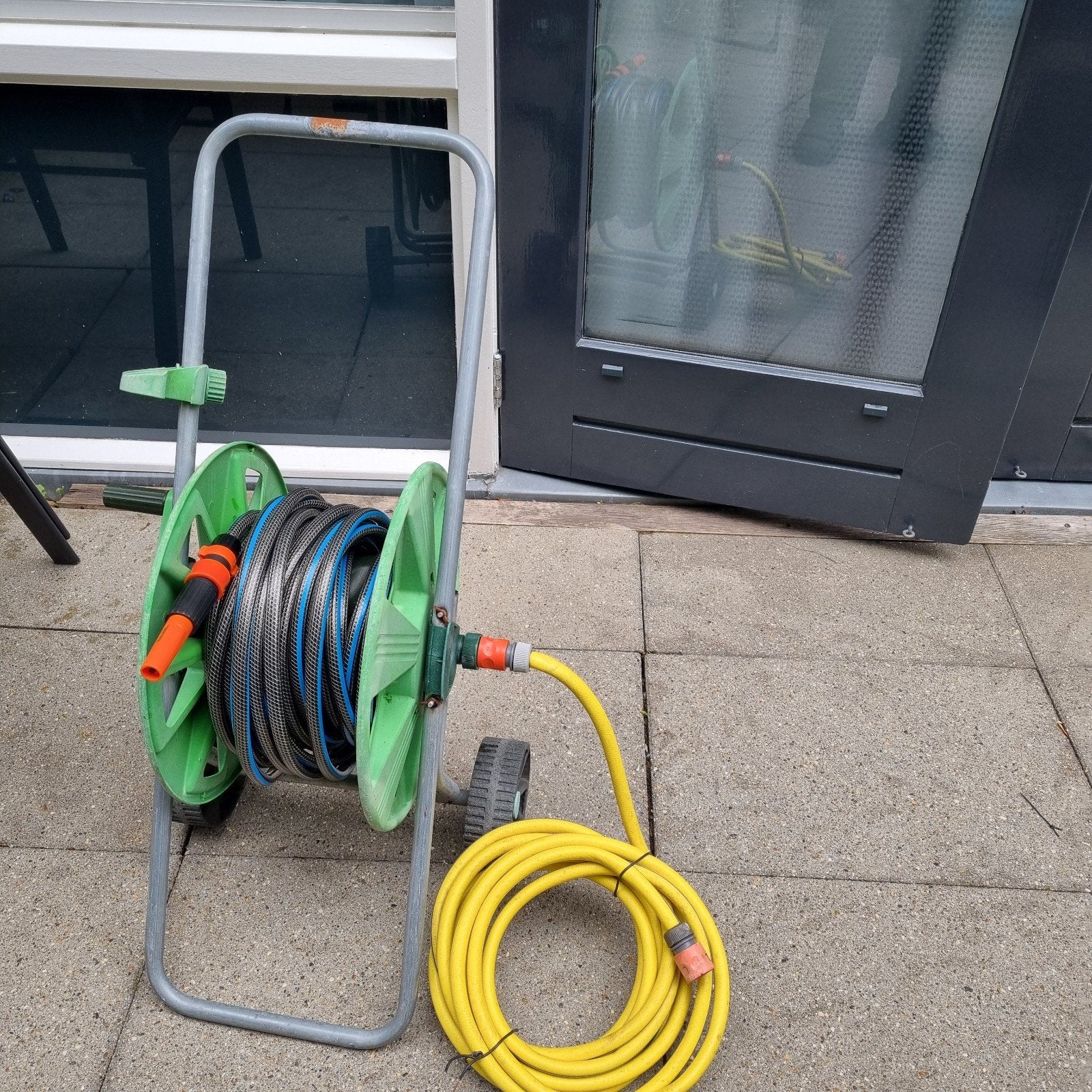 Mooie Tuinslang met Haspel de slag is 17 Meter plus 8 Meter, Ophalen, Zo goed als nieuw, Tuinslanghaspel