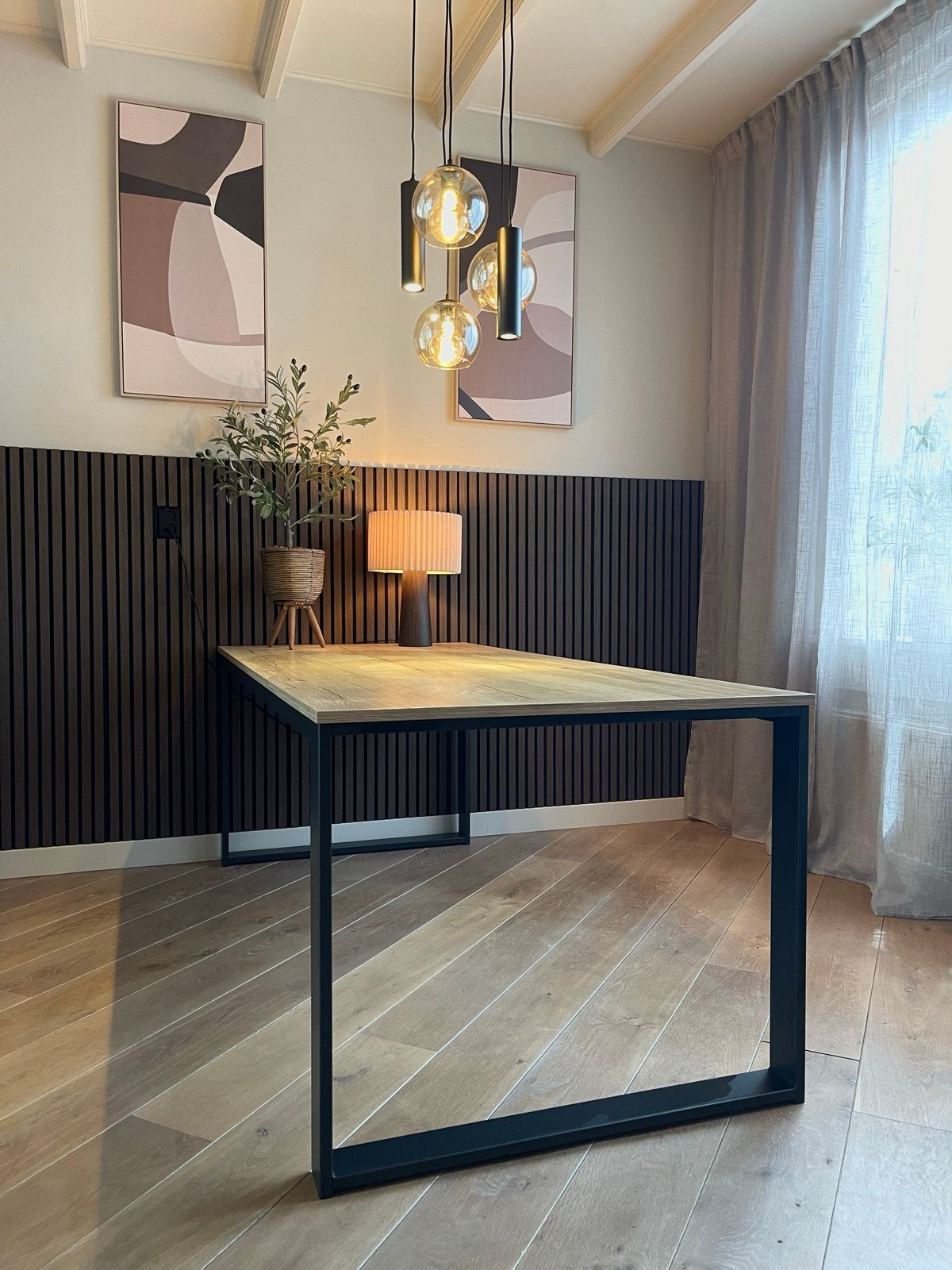 Robuuste eettafel met houten blad en metalen onderstel, Ophalen, Zo goed als nieuw, Vijf personen of meer, 150 tot 200 cm