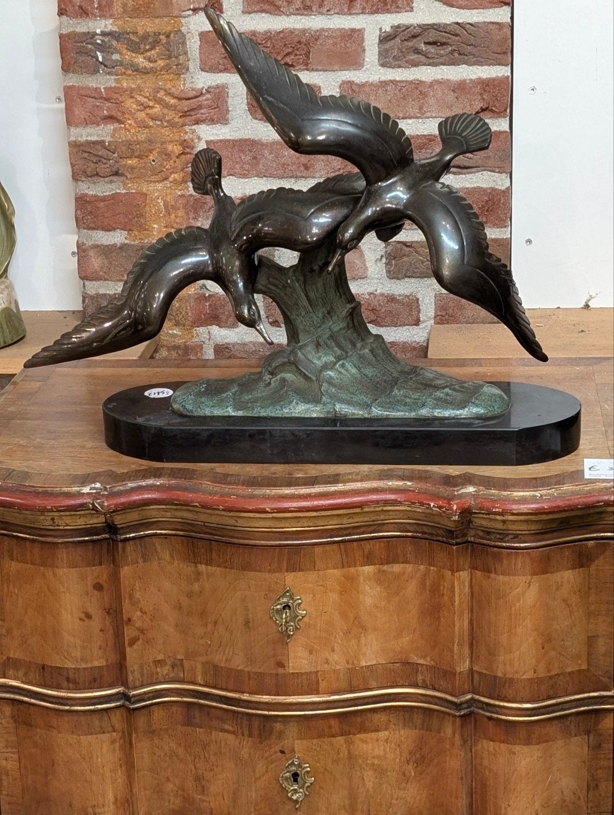 antieke duikende vogel groep. €175.  57x44 cm, Ophalen