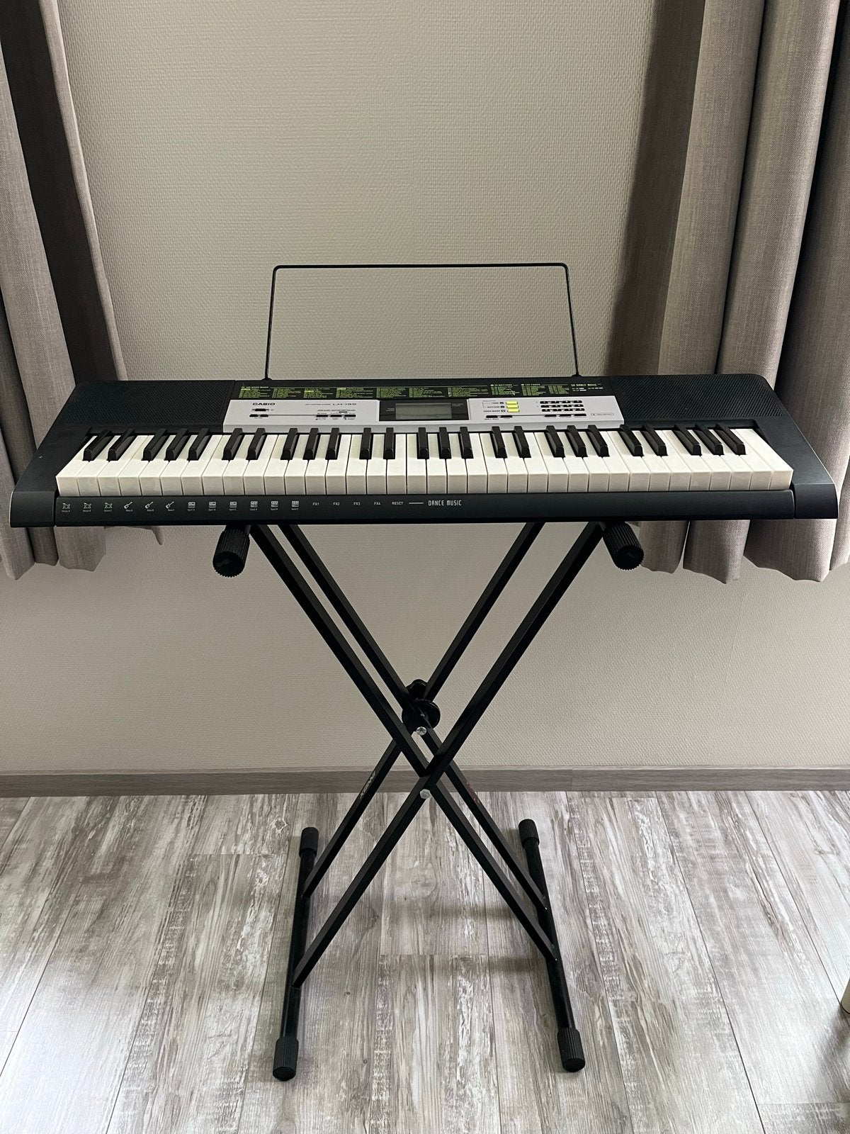Casio LK-135 keyboard met standaard, Ophalen, Casio, 61 toetsen, Zo goed als nieuw