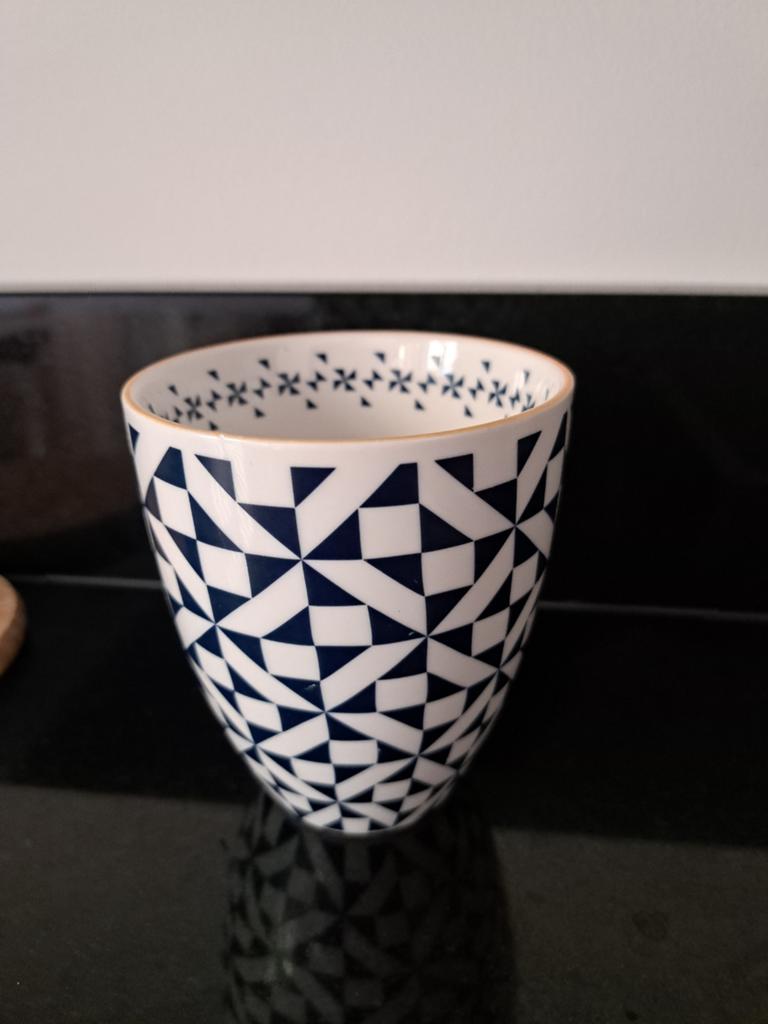 Tokyo Design Studio mok - Blauw/Wit Geometrisch Patroon, Keramiek, Ophalen of Verzenden, Zo goed als nieuw, Kom(men)