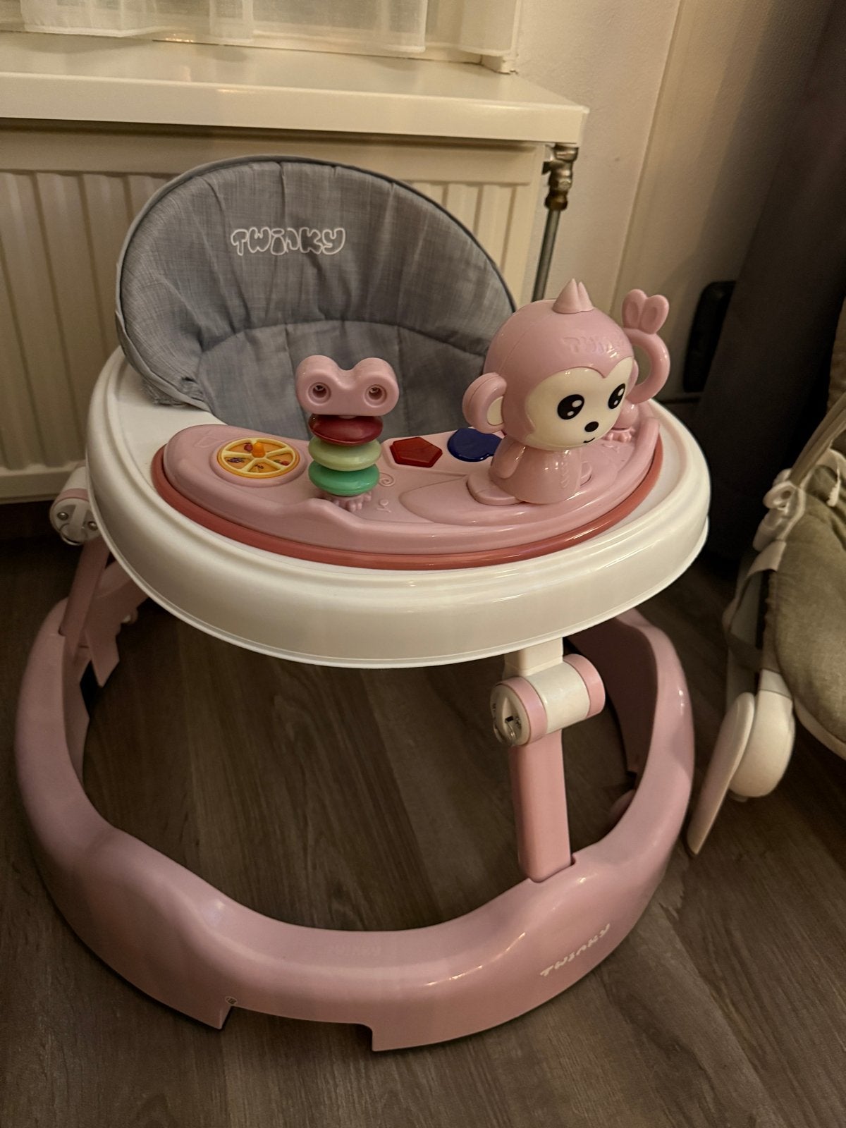 Roze Twinky baby loopstoel met speelgoed, Ophalen, Gebruikt