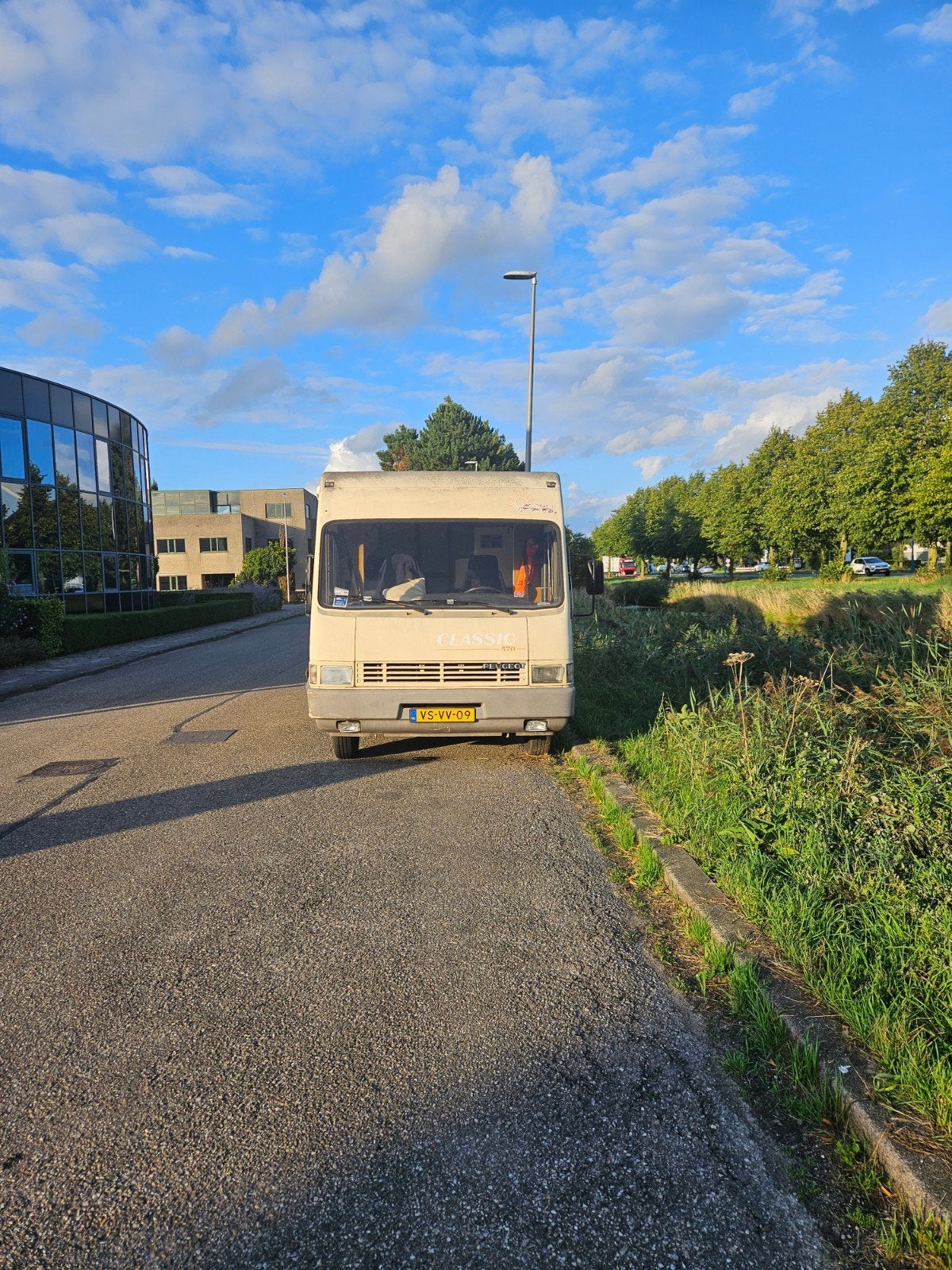 Compacte en functionele camper, Caravans en Kamperen, Overige merken, Standaard zit, Alkoof, Ringverwarming