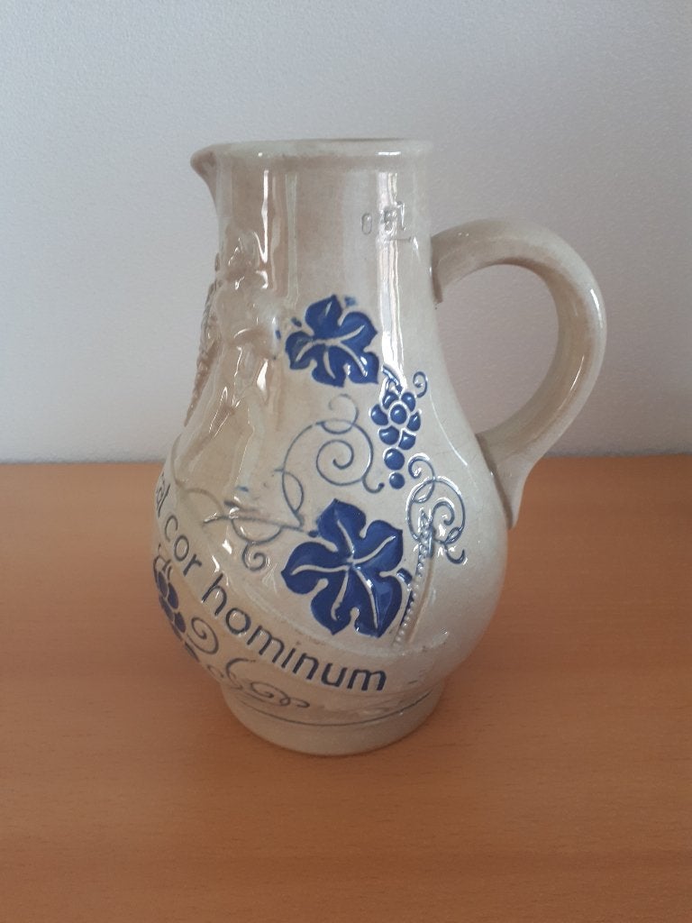 Vintage aardewerken kan wijn met druiven en Latijnse tekst, Ophalen