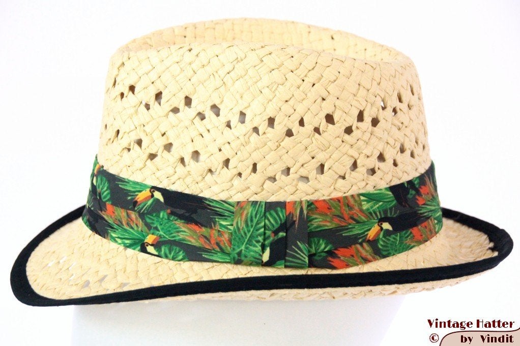 Zomer trilby met toekan band en zwarte rand 57, 58, 59 nieuw, Ophalen of Verzenden, Nieuw, 58 of 59 cm (L, 7¼ of ⅜ inch), Hoed