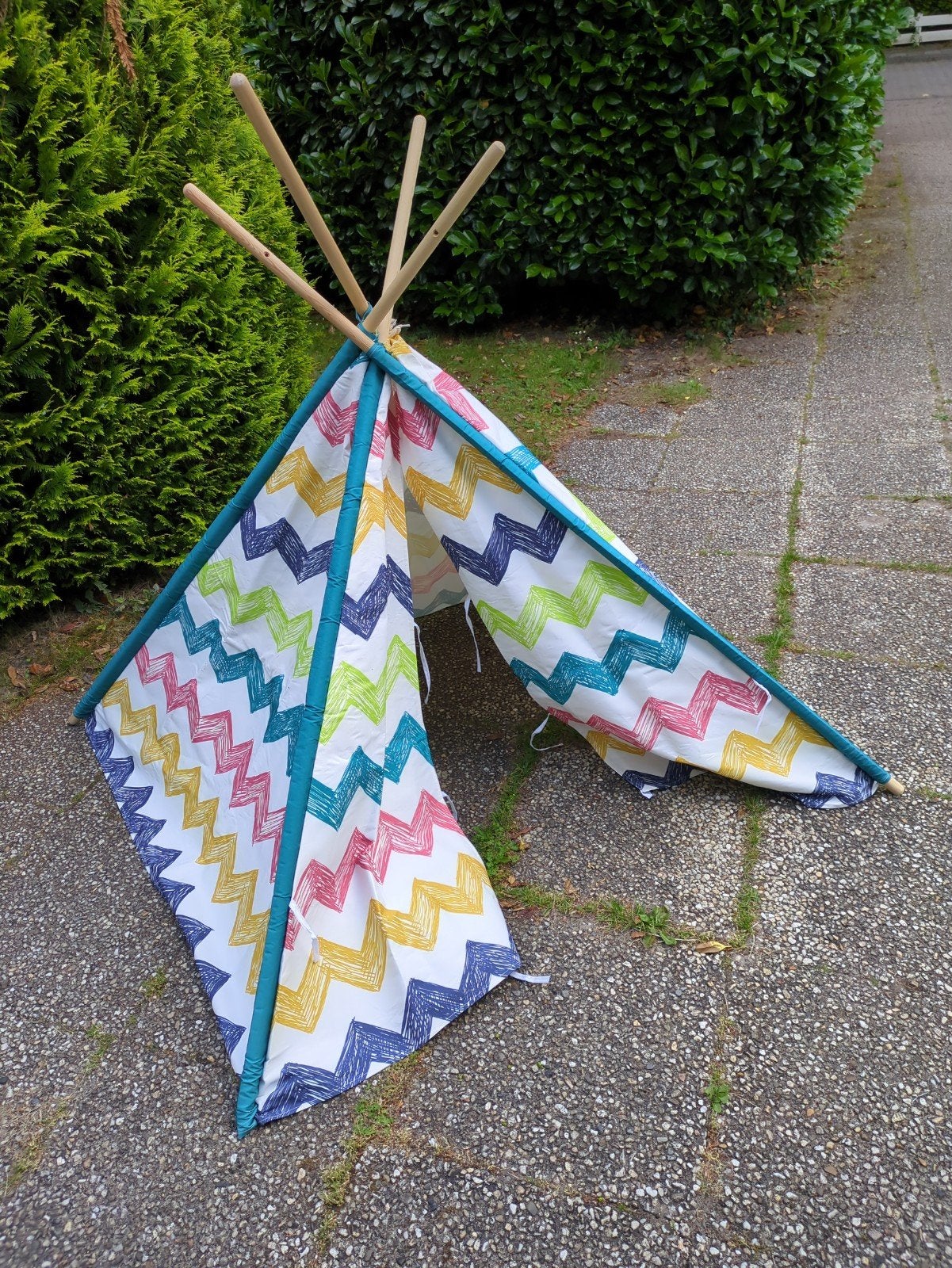 Kleurrijke Tipi Tent voor Kinderen - Speelplezier Buiten, Ophalen, Gebruikt