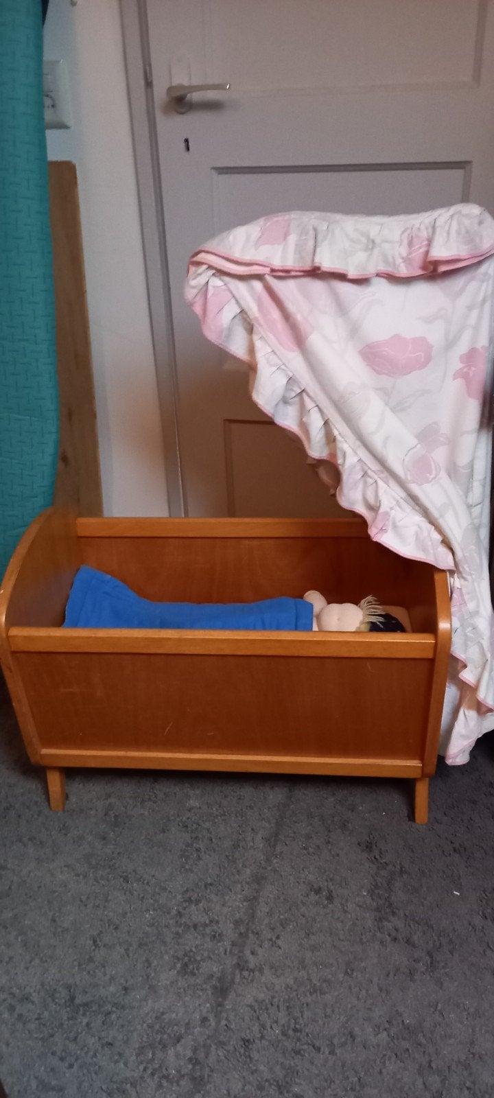 Houten poppenbedje met hemeltje en pop, Ophalen, Gebruikt, Overige typen