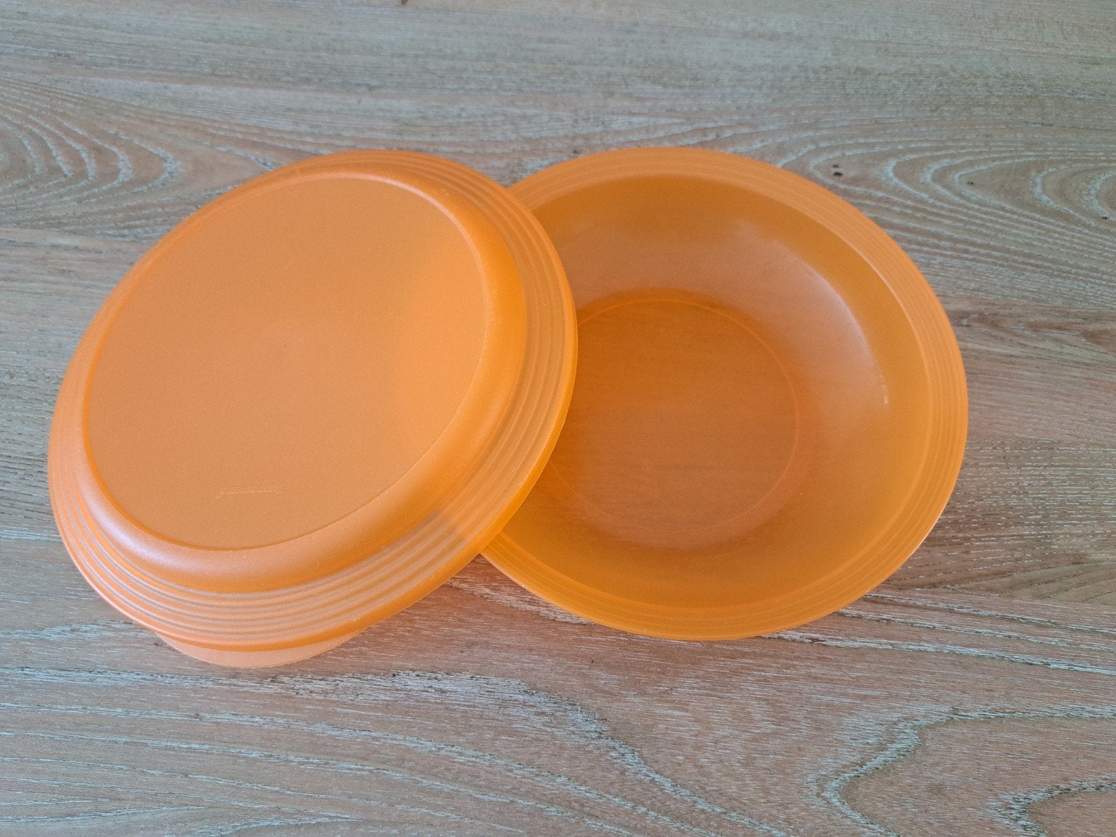 Tupperware duette schaal 700 ml oranje. Vintage, Schaal, Oranje, Ophalen of Verzenden, Zo goed als nieuw